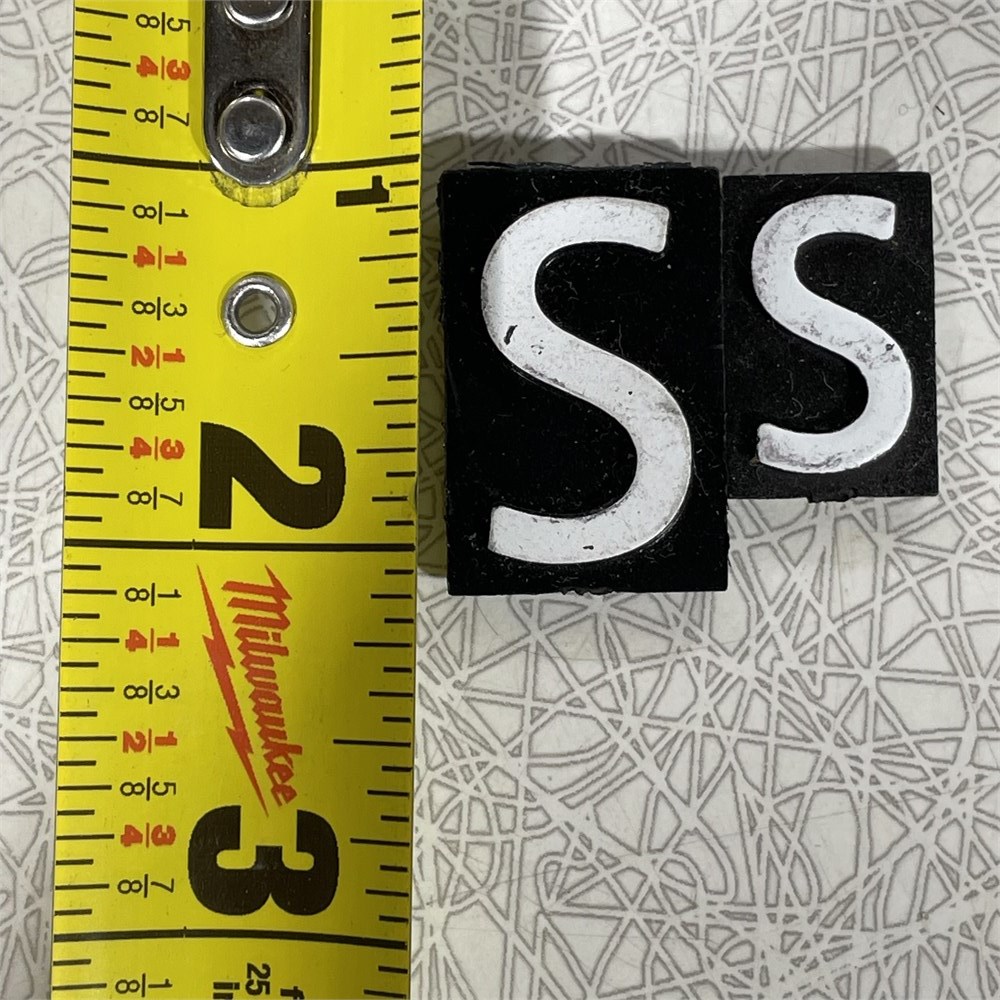 UW SWAP Online Auction - Lot of Magnetic Letters (7B)